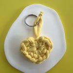 Μπρελόκ κίτρινη πλεκτή καρδιά