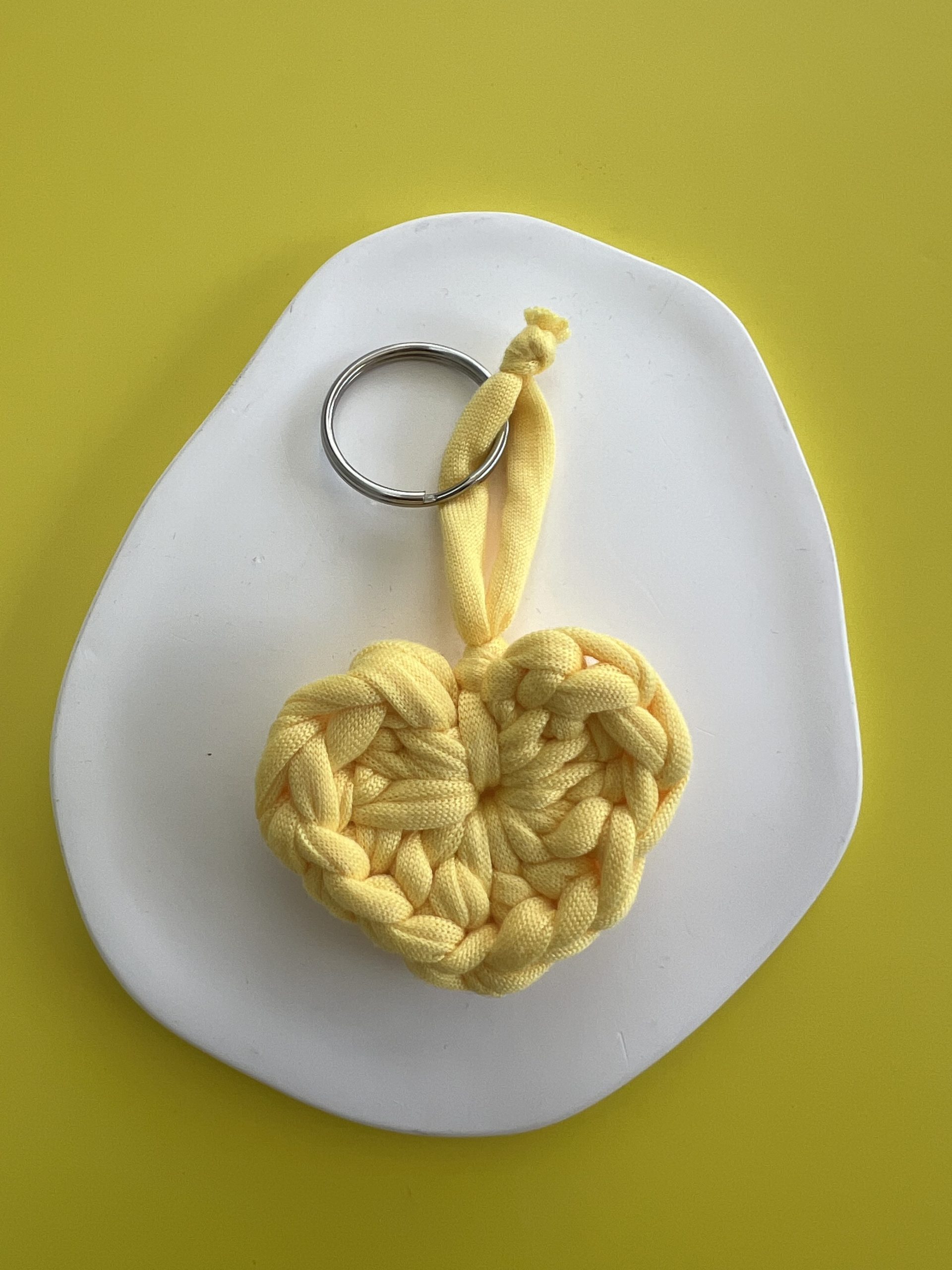 KEY155 Μπρελόκ κίτρινη πλεκτή καρδιά - Image 1