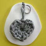 Μπρελόκ γκρι πλεκτή καρδιά