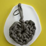 Μπρελόκ λαδί πλεκτή καρδιά