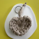 Μπρελόκ μπεζ πλεκτή καρδιά