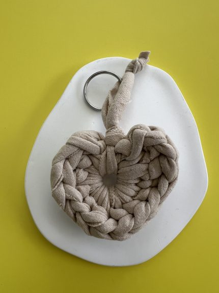 Μπρελόκ μπεζ πλεκτή καρδιά