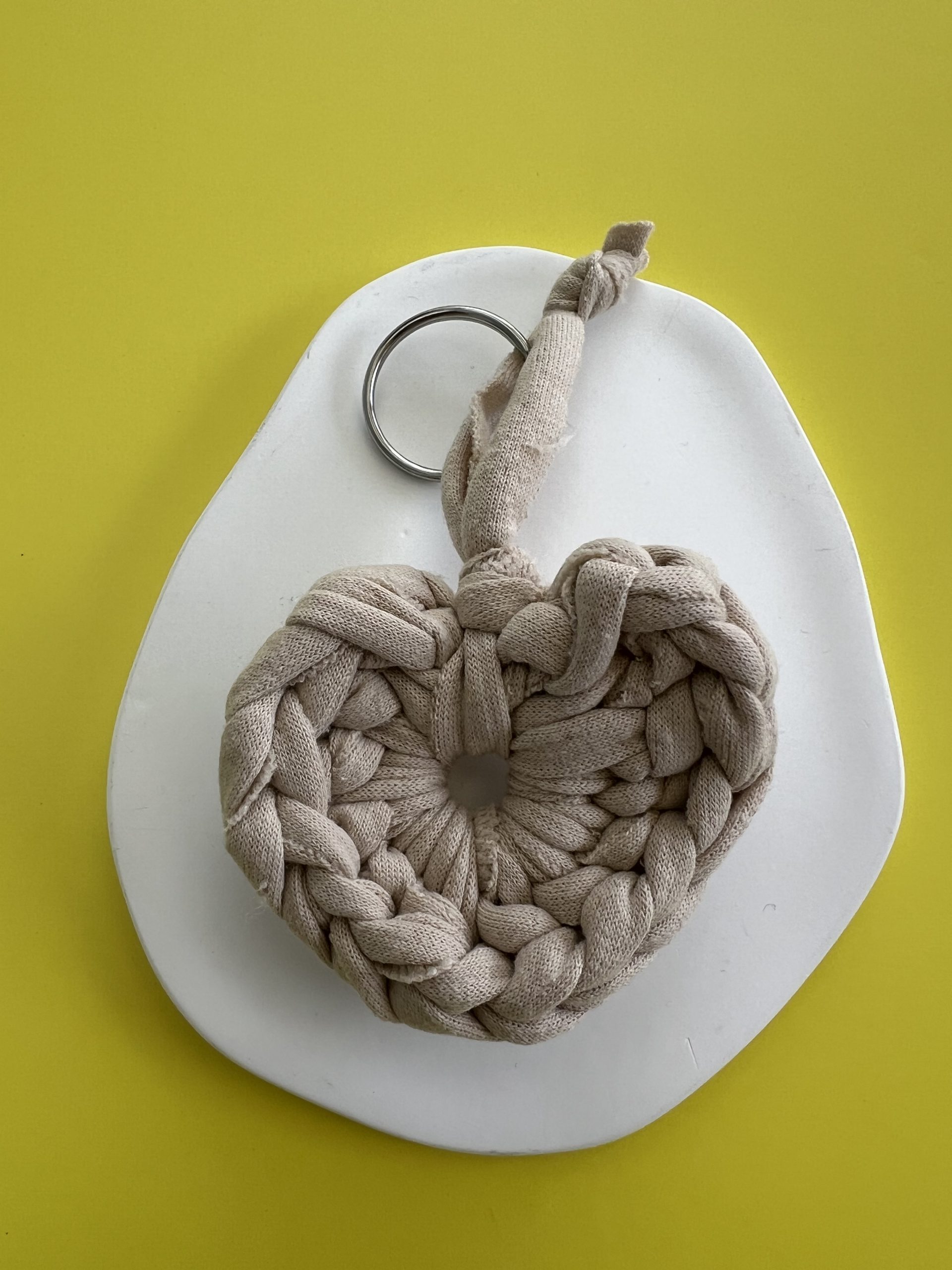 KEY162 Μπρελόκ μπεζ πλεκτή καρδιά - Image 1