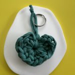 Μπρελόκ πράσινη σκούρα πλεκτή καρδιά