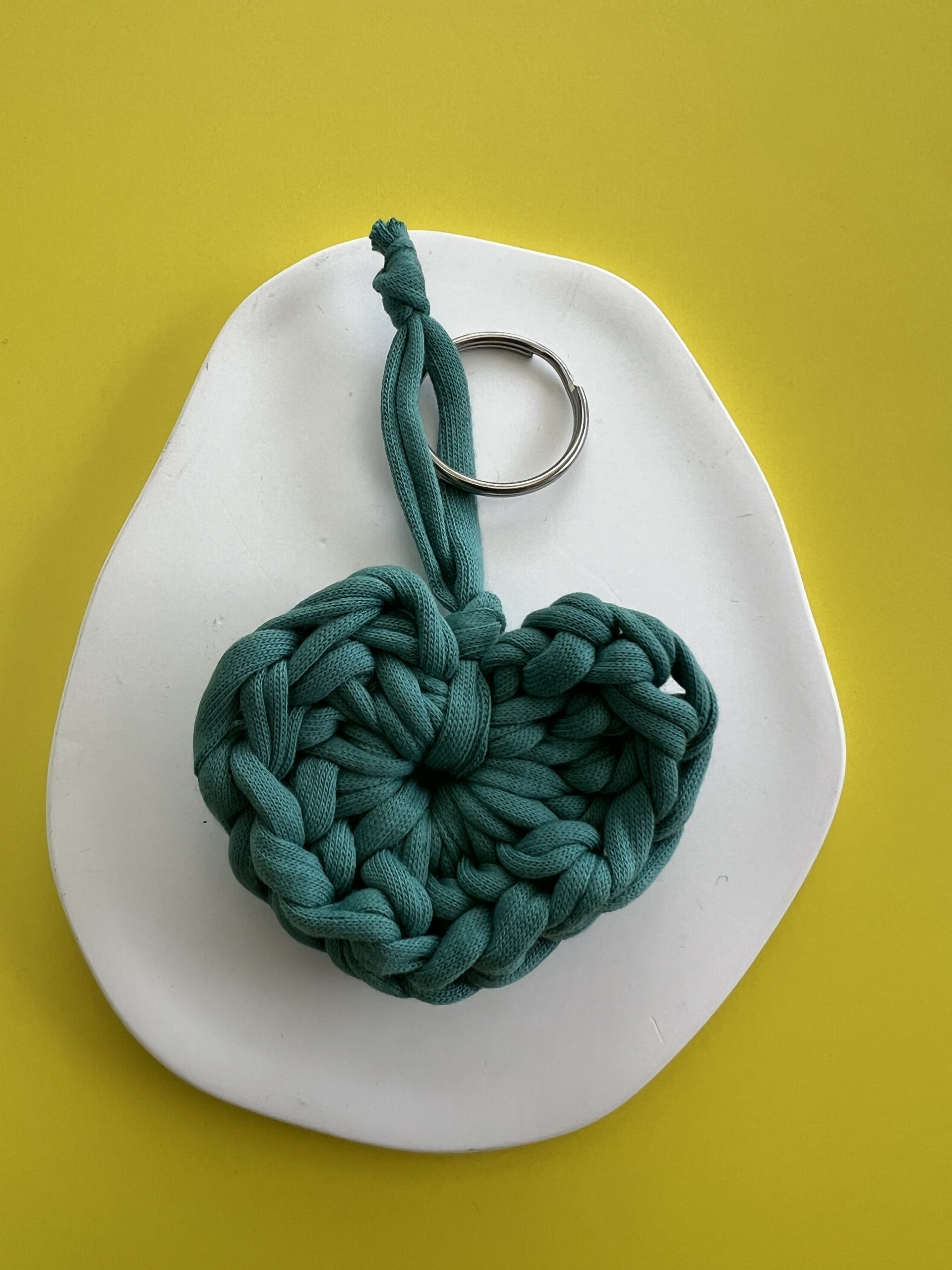 KEY165 Μπρελόκ πράσινη σκούρα πλεκτή καρδιά - Image 1