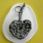 Μπρελόκ χακί πλεκτή καρδιά