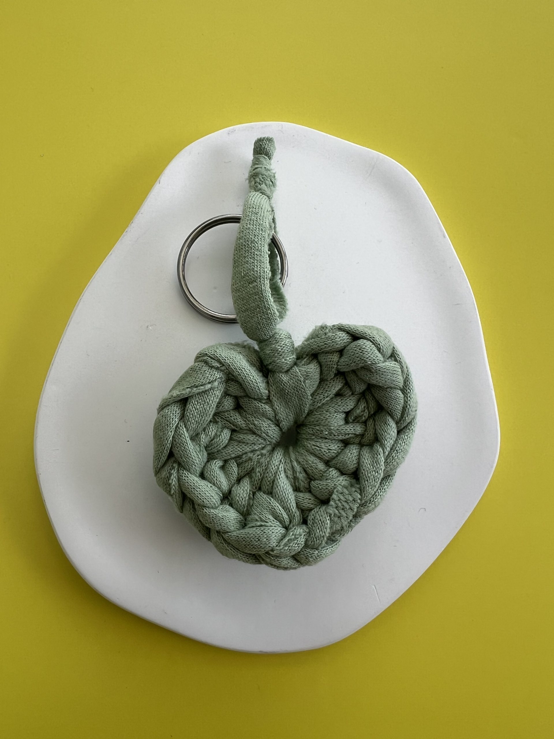 KEY167 Μπρελόκ πράσινη ανοιχτή πλεκτή καρδιά - Image 1