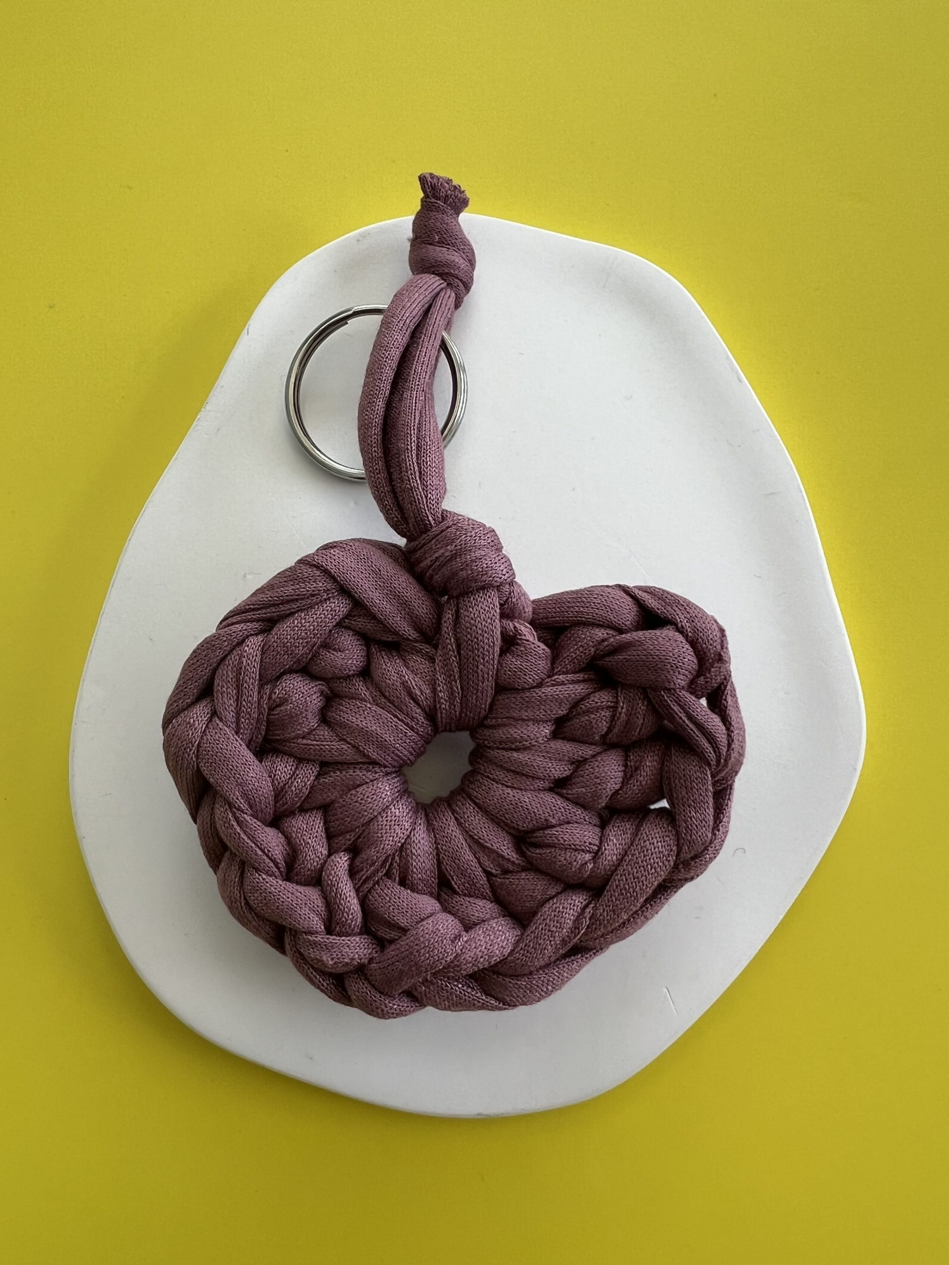 KEY168 Μπρελόκ μωβ πλεκτή καρδιά - Image 1