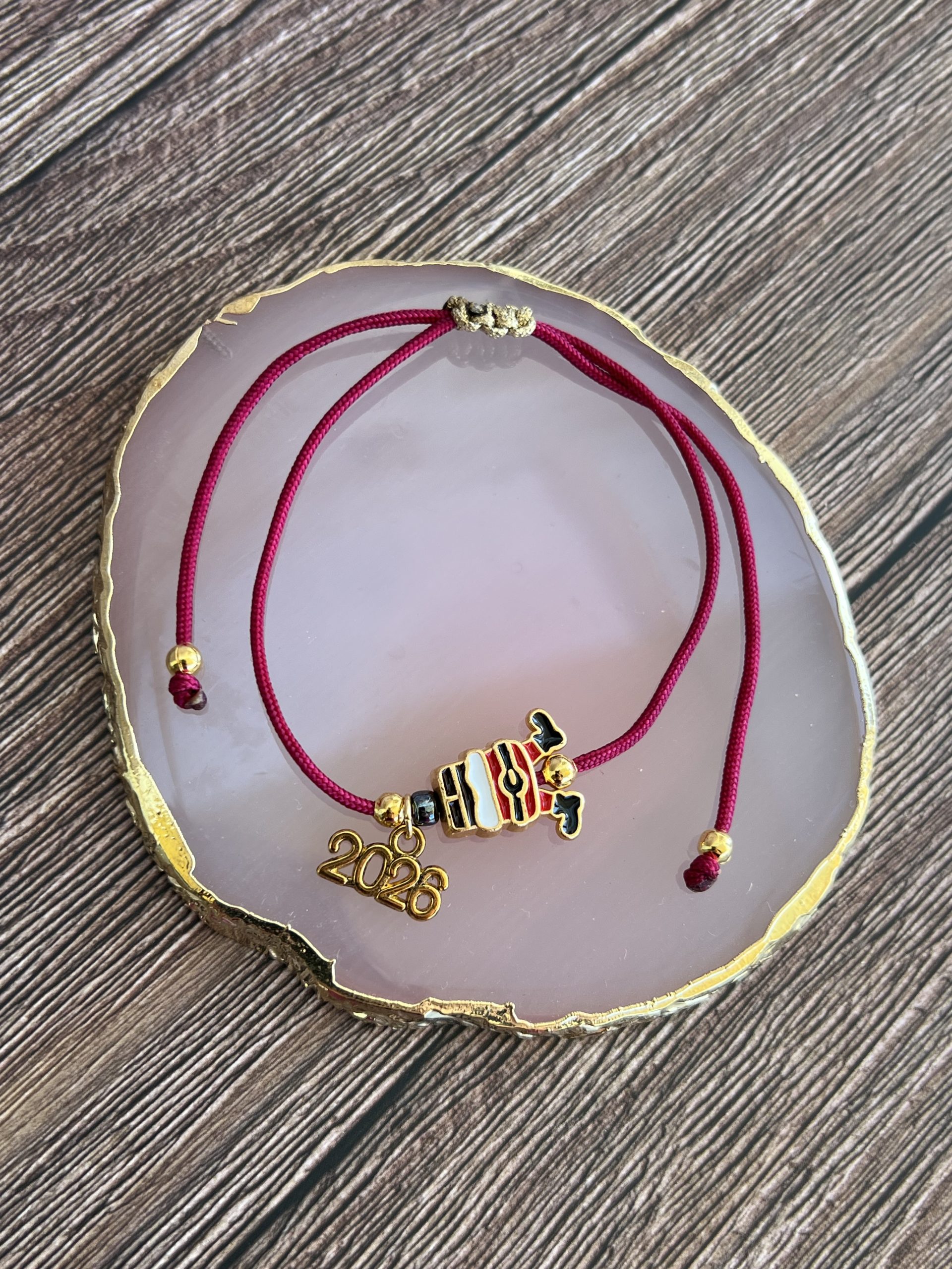 XB1 Βραχιόλι γούρι 2026 Άγιος Βασίλης με μπορντώ κορδόνι - Image 1