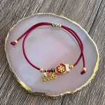 Βραχιόλι γούρι 2026 γάντι με μπορντώ κορδόνι