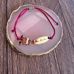 Βραχιόλι γούρι 2026 Άγιος Βασίλης HO HO HO με μπορντώ κορδόνι