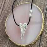 Κολιέ γούρι 2026 καρδιά με μαύρο κορδόνι