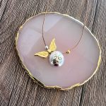 Κολιέ γούρι 2026 φτερά αγγέλου με μπρονζέ κορδόνι