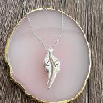 Κολιέ γούρι 2026 φτερά αγγέλου με ασημί αλυσίδα