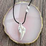 Κολιέ γούρι 2026 φτερά αγγέλου με μαύρο κορδόνι