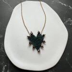 Κολιέ πράσινη καρδιά κεντημένη με χάντρες Miyuki και πέτρες