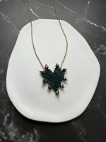 Κολιέ πράσινη καρδιά κεντημένη με χάντρες Miyuki και πέτρες