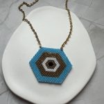 Κολιέ γαλάζιο πολυγωνικό μάτι κεντημένο με χάντρες Miyuki