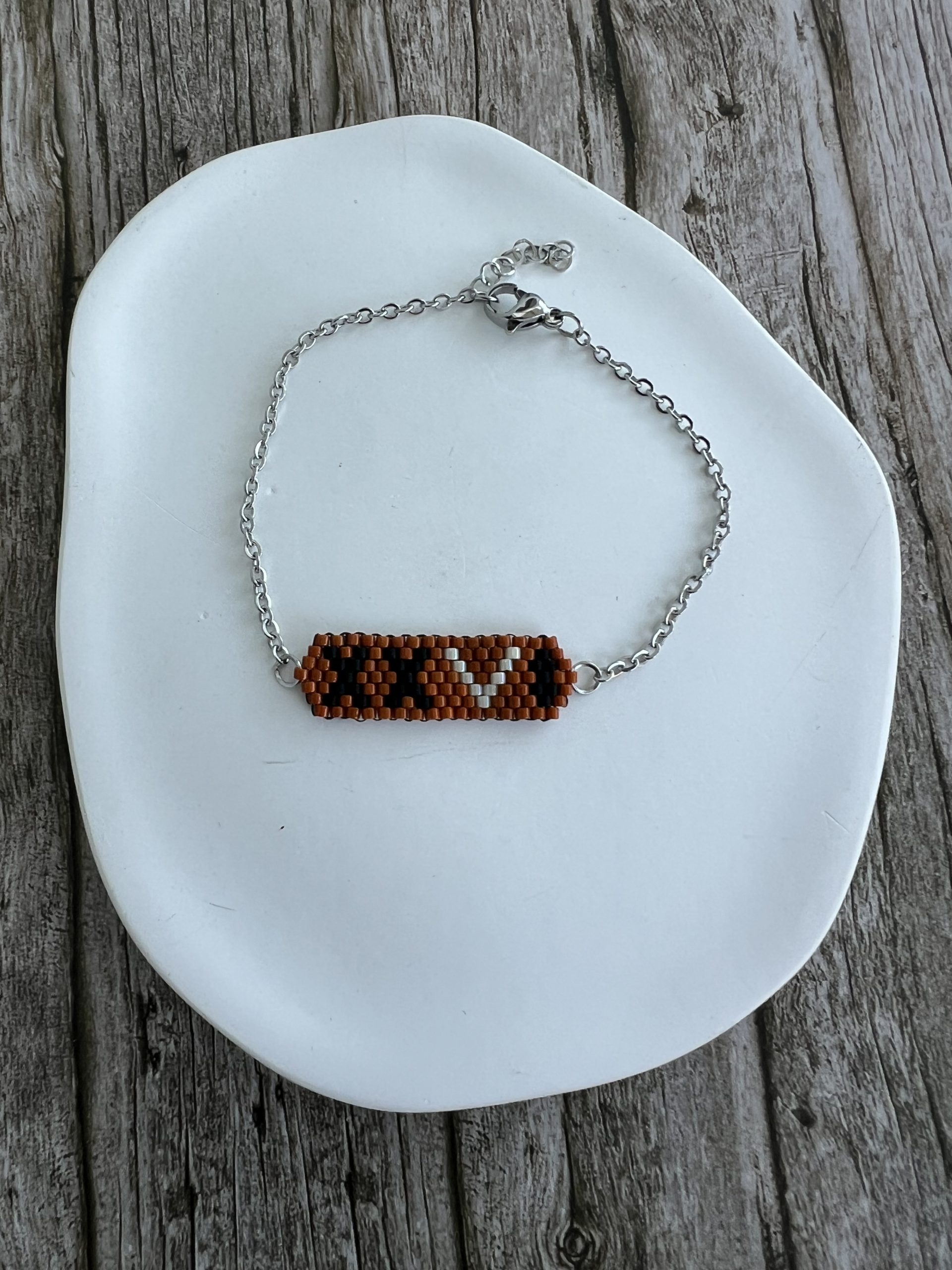 XB7 Βραχιόλι γούρι 2026 με ασημί αλυσίδα - Image 1