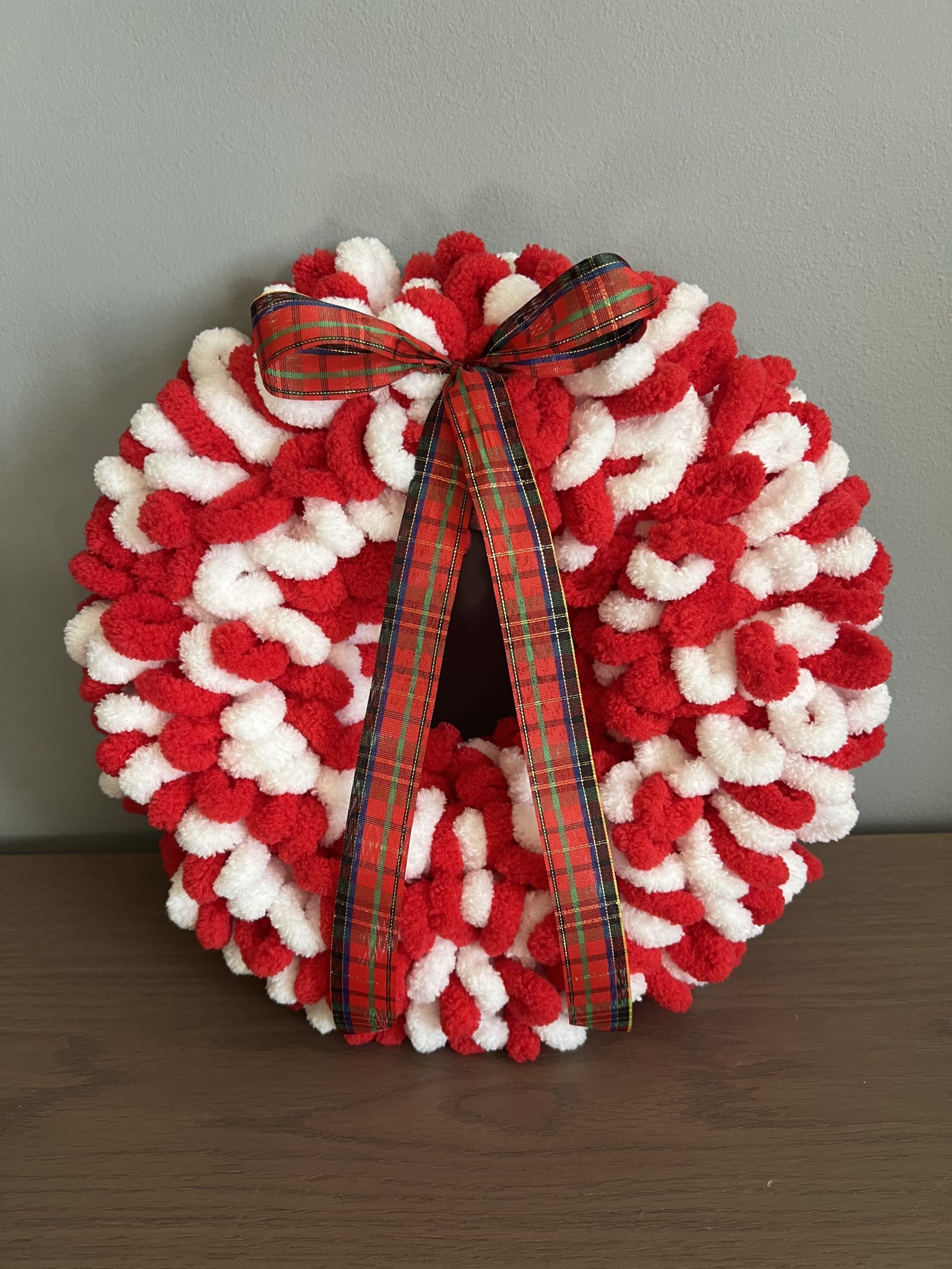 XD51 Puffy διακοσμητικό Χριστουγεννιάτικο στεφάνι άσπρο - κόκκινο - Image 1