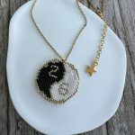 Κολιέ γούρι 2026 κεντημένο με χάντρες Miyuki και χρυσή αλυσίδα